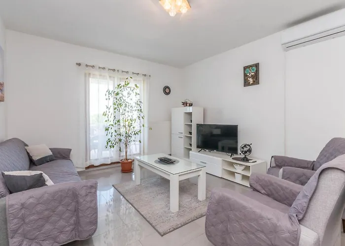 6 Bedroom Lovely In Ceranje Gornje Nyaraló Miranje