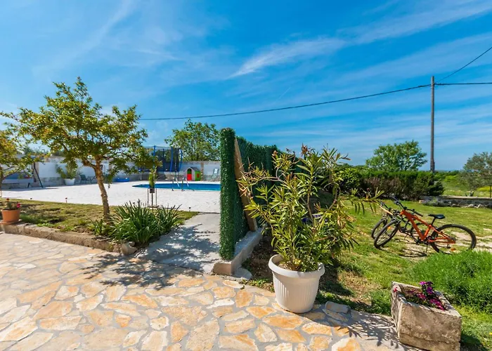 Nyaraló 6 Bedroom Lovely In Ceranje Gornje *